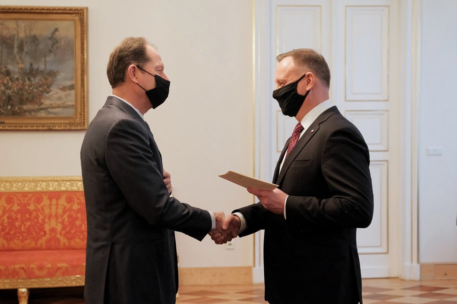 Prezydent RP Andrzej Duda (P) oraz ambasador Stanów Zjednoczonych w Polsce Mark Brzeziński (L) podczas uroczystości ceremonii złożenia listów uwierzytelniających /Mateusz Marek /PAP