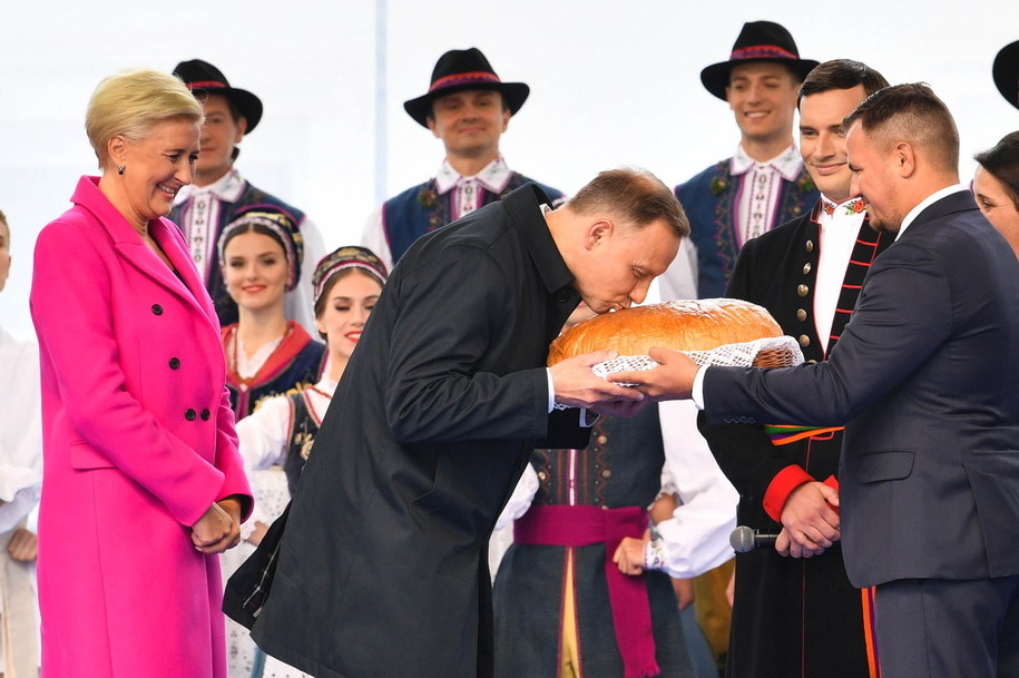 Prezydent RP Andrzej Duda, pierwsza dama Agata Kornhauser-Duda oraz starosta dożynek Marcin Hałabis podczas Dożynek Prezydenckich na dziedzińcu Belwederu w Warszawie /Radek Pietruszka /PAP