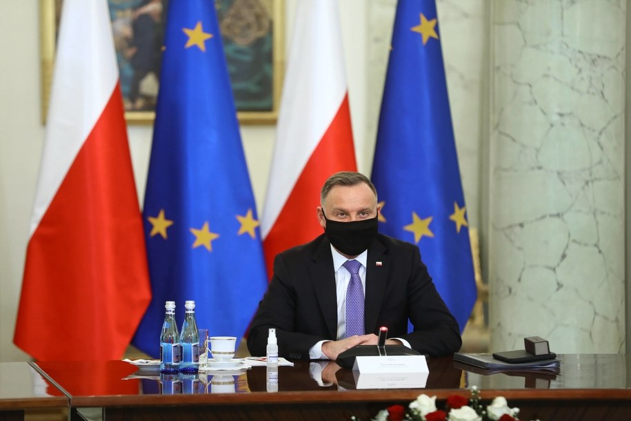 Prezydent RP Andrzej Duda podczas inauguracyjnego posiedzenia zespołu ds. opracowania projektu regulacji wprowadzającej instytucję sędziów pokoju /Rafał Guz /PAP