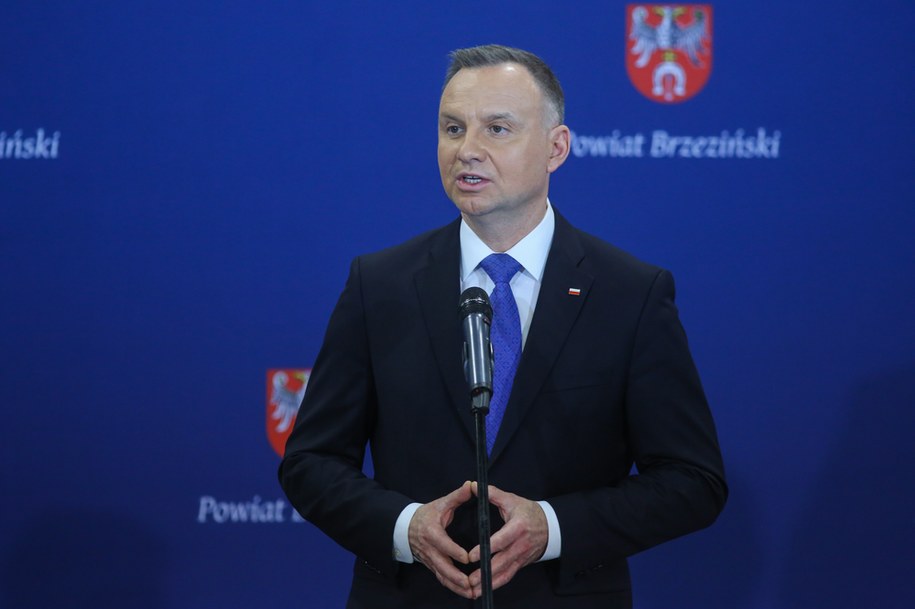 Prezydent RP Andrzej Duda podczas spotkania z mieszkańcami Powiatu Brzezińskiego w Zespole Szkół Ponadpodstawowych w Brzezinach /Marian Zubrzycki /PAP