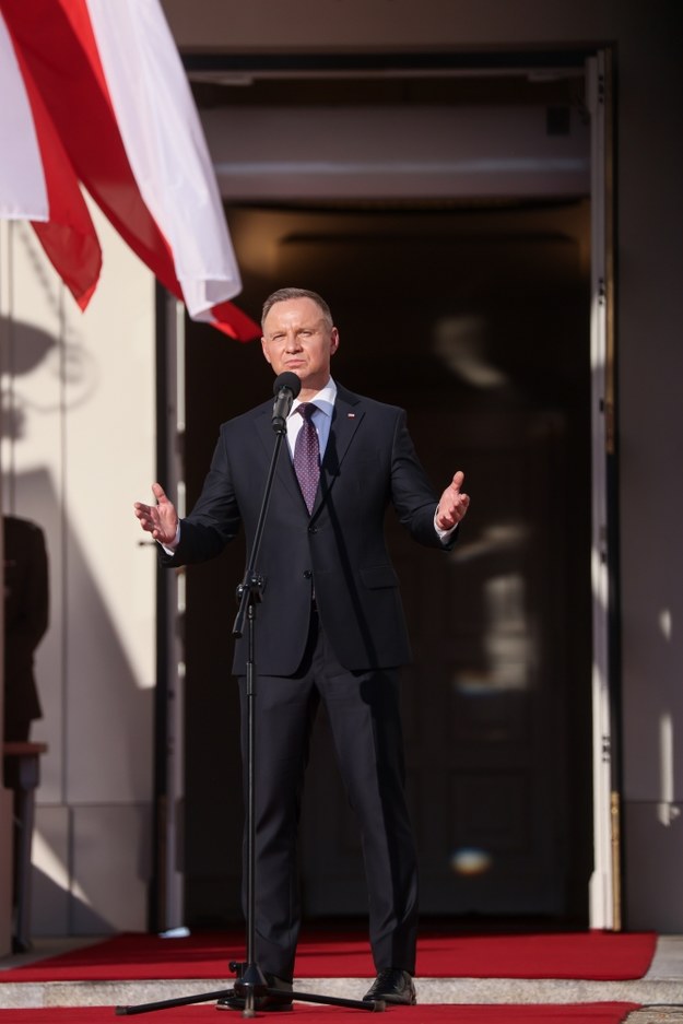 Prezydent RP Andrzej Duda przemawia na wręczeniu nominacji generalskich i admiralskich oraz odznaczeń państwowych na dziedzińcu Pałacu Prezydenckiego w Warszawie /Leszek Szymański /PAP