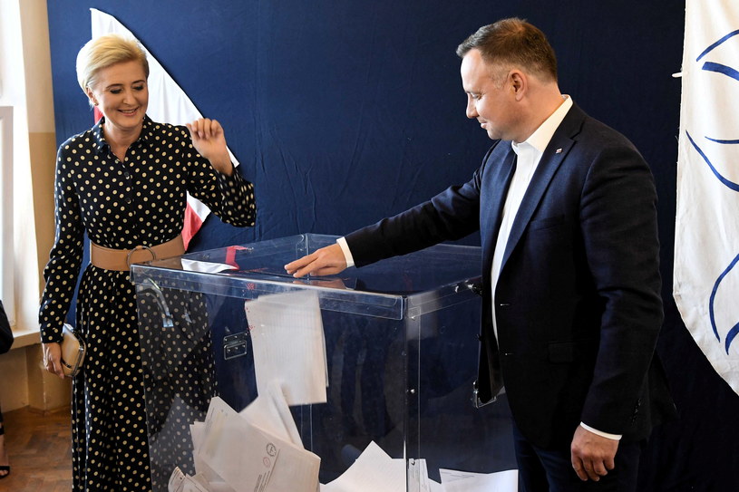 Prezydent RP Andrzej Duda z małżonką Agatą Kornhauser-Dudą głosują w lokalu wyborczym w Krakowie /	Jacek Bednarczyk   /PAP
