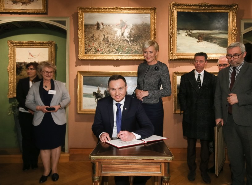Prezydent RP Andrzej Duda z małżonką Agatą Kornhauser-Dudą wpisują się do księgi pamiątkowej w Muzeum Polskim w Rapperswil /Paweł Supernak /PAP