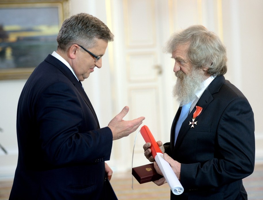 Prezydent RP Bronisław Komorowski (L) wręczył zasłużonemu podróżnikowi i sportowcowi Aleksandrowi Dobie (P) Krzyż Kawalerski Orderu Odrodzenia Polski /Jacek Turczyk /PAP