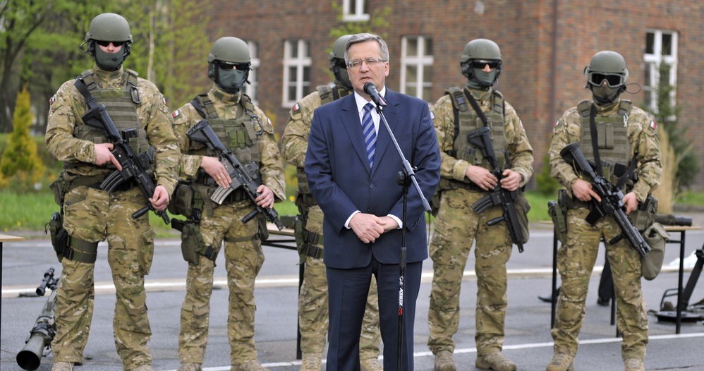 Prezydent RP Bronisław Komorowski podpisał ustawę o świadczeniach odszkodowawczych przysługujących w razie wypadku lub choroby pozostających w związku ze służbą /Łukasz Kalinowski /Super Express