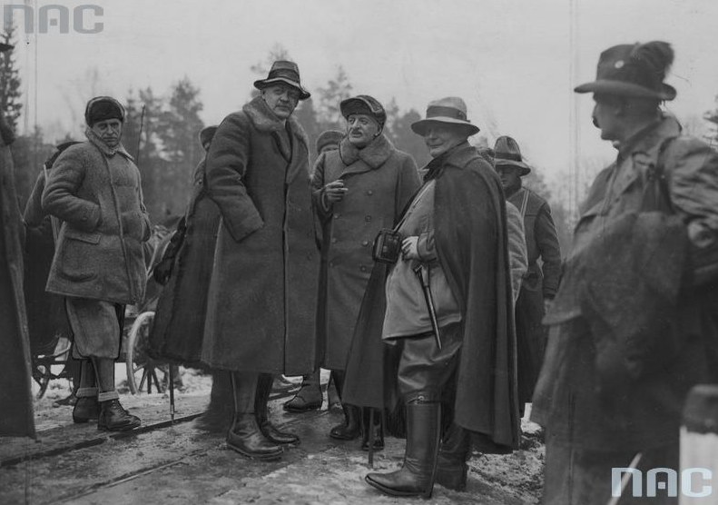 Prezydent RP Ignacy Mościcki (trzeci z lewej) w rozmowie z premierem Prus Hermannem Goringiem (czwarty z lewej) na polowaniu w Białowieży. Zdjęcie z 1935 roku /Z archiwum Narodowego Archiwum Cyfrowego