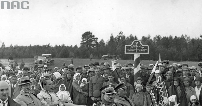 Prezydent RP Ignacy Mościcki u działu wód Morza Bałtyckiego i Morza Czarnego. Obok prezydenta RP wojewoda wołyński Henryk Józewski /Z archiwum Narodowego Archiwum Cyfrowego