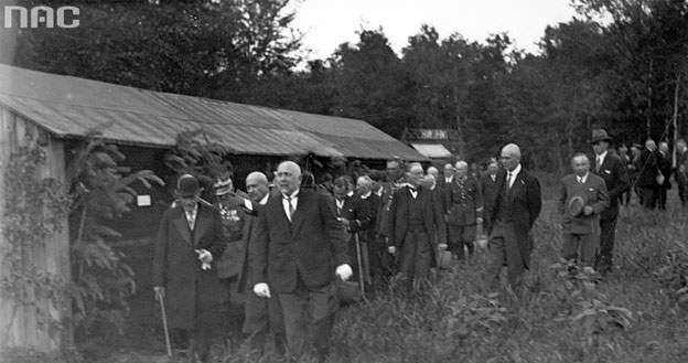 Prezydent RP Ignacy Mościcki w krakowskim zoo. Prezydent Krakowa Karol Rolle na pierwszym planie z prawej (w białych rękawiczkach), /Z archiwum Narodowego Archiwum Cyfrowego