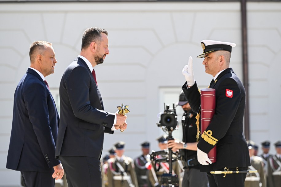 Prezydent RP Karol Nawrocki (L), wicepremier, minister obrony narodowej Władysław Kosiniak-Kamysz (2L) oraz mianowany na stopień kontradmirała, zastępca dowódcy Centrum Operacji Morskich, zastępca dowódcy Komponentu Morskiego kmdr Przemysław Karaś (P)