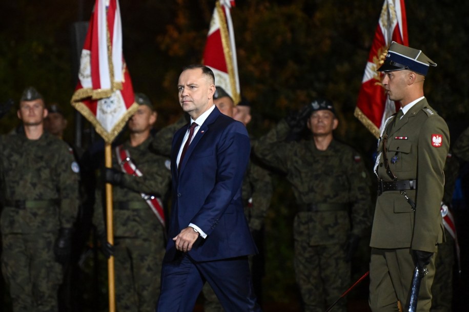 Prezydent RP Karol Nawrocki podczas uroczystości przed Pomnikiem Obrońców Wybrzeża na Westerplatte w Gdańsku, w ramach obchodów 86. rocznicy wybuchu II wojny światowej /	PAP/Adam Warżawa /PAP