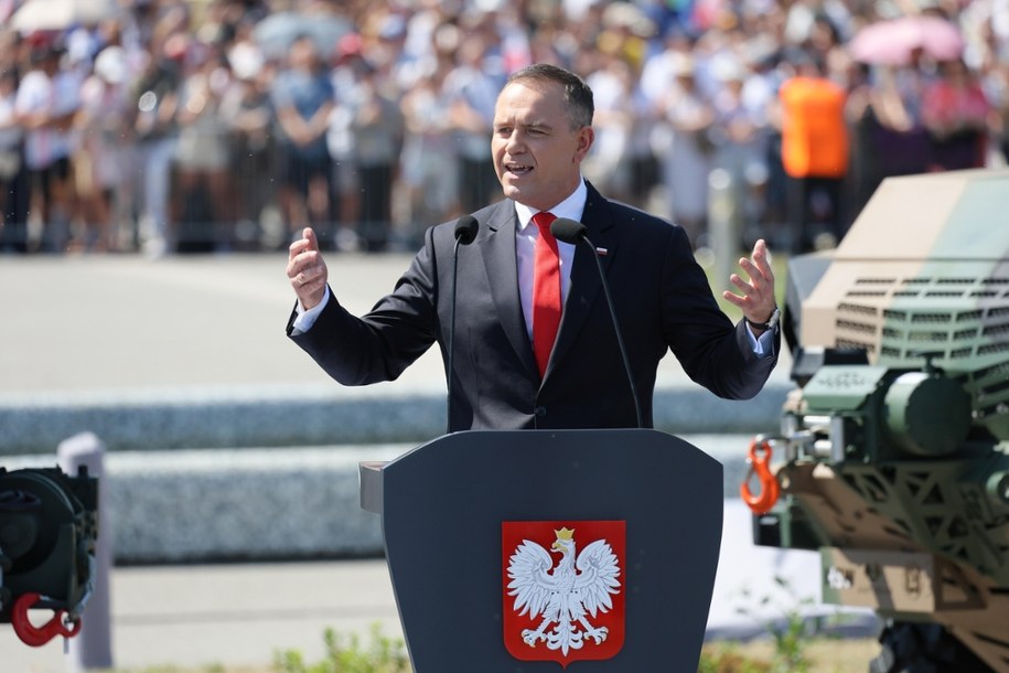 Prezydent RP Karol Nawrocki przemawia przed defiladą na warszawskiej Wisłostradzie, w ramach obchodów Święta Wojska Polskiego. /Rafał Guz /PAP