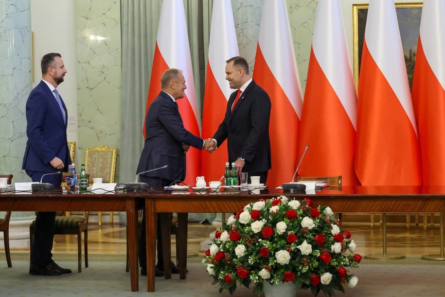 Prezydent RP Karol Nawrocki (z prawej), premier Donald Tusk (w środku) oraz wicepremier, szef MON Władysław Kosiniak-Kamysz (z lewej) podczas posiedzenia Rady Gabinetowej w Pałacu Prezydenckim w Warszawie, sierpień 2025 r. / Albert Zawada /PAP