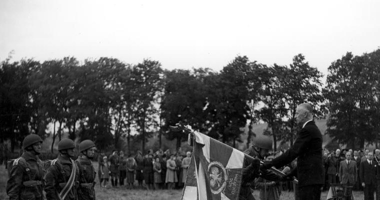 Prezydent RP Władysław Raczkiewicz wręcza sztandar 1 Samodzielnej Brygadzie Spadochronowej gen. Stanisławowi Sosabowskiemu, 1944 /Z archiwum Narodowego Archiwum Cyfrowego