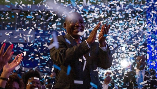 Prezydent RPA Cyril Ramaphosa świętuje zwycięstwo swojej partii /PAP/EPA