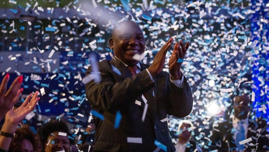 Prezydent RPA Cyril Ramaphosa świętuje zwycięstwo swojej partii /PAP/EPA