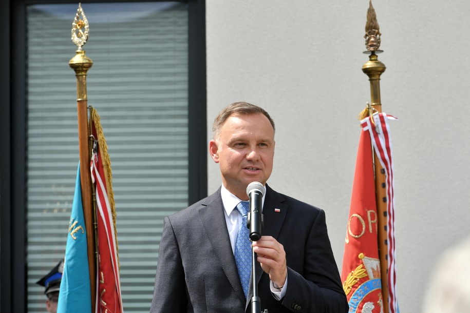 Prezydent Rzeczypospolitej Polskiej Andrzej Duda podczas spotkania z mieszkańcami przed siedzibą Urzędu Gminy w Trzcianie /PAP/Art Service 2 /PAP