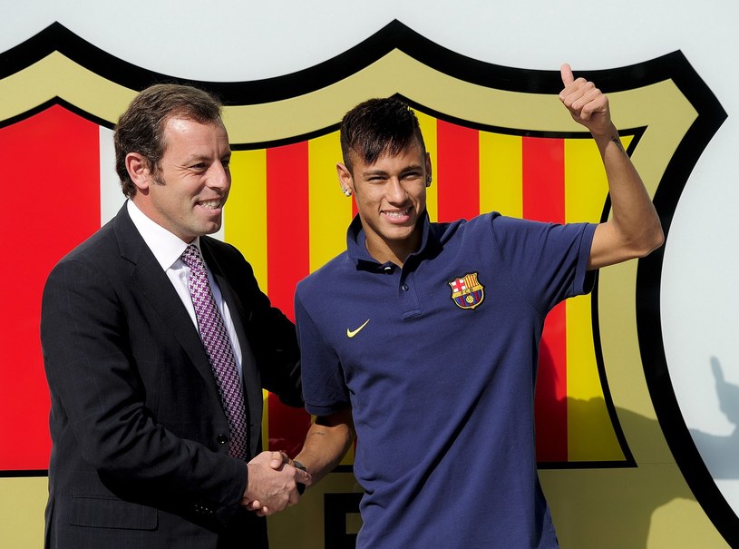 Prezydent Sandro Rosell i Neymar tuż po podpisaniu kontraktu w czerwcu 2013 roku /AFP