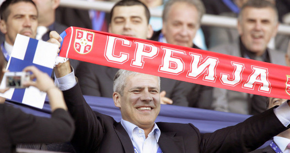 Prezydent Serbii, Boris Tadić dał się ponieść sportowym emocjom - za picie szampana zapłacił grzywnę /AFP