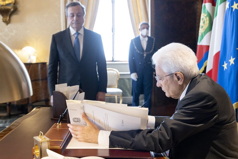 Prezydent Sergio Mattarella podpisuje dekret o rozwiązaniu parlamentu Włoch /QUIRINALE PALACE PRESS OFFICE  /Twitter