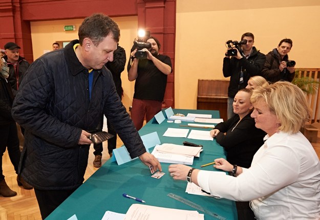 Prezydent Sopotu Jacek Karnowski głosuje w lokalu wyborczym w Sopocie /Adam Warżawa /PAP