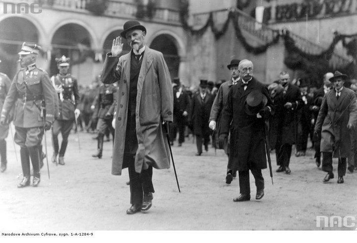 Prezydent Stanisław Wojciechowski podczas wizyty na Wawelu w 1925 r. /Z archiwum Narodowego Archiwum Cyfrowego