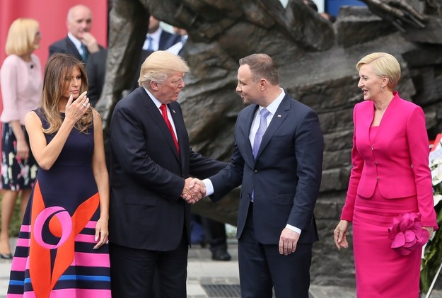 Prezydent Stanów Zjednoczonych Ameryki Donald Trump (2L) z małżonką Melanią Trump (L) i przezydent RP Andrzej Duda (2P) z małżonką Agatą Kornhauser-Dudą (P) na placu Krasińskich w Warszawie /Paweł Supernak /PAP