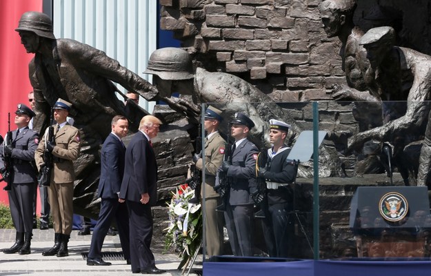 Prezydent Stanów Zjednoczonych Ameryki Donald Trump i przezydent RP Andrzej Duda składają wieniec na placu Krasińskich w Warszawie /Paweł Supernak /PAP