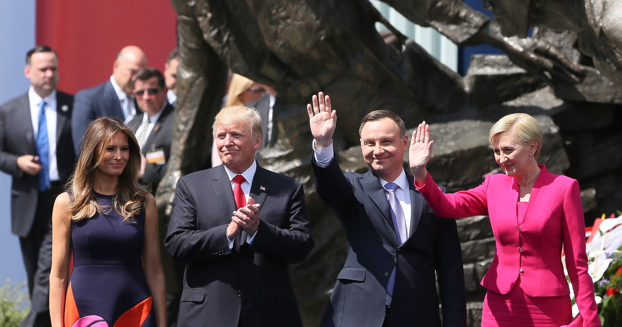 Prezydent Stanów Zjednoczonych Ameryki Donald Trump  z małżonką Melanią Trump  i prezydent RP Andrzej Duda  z małżonką Agatą Kornhauser-Dudą  na placu Krasińskich w Warszawie /Paweł Supernak /PAP