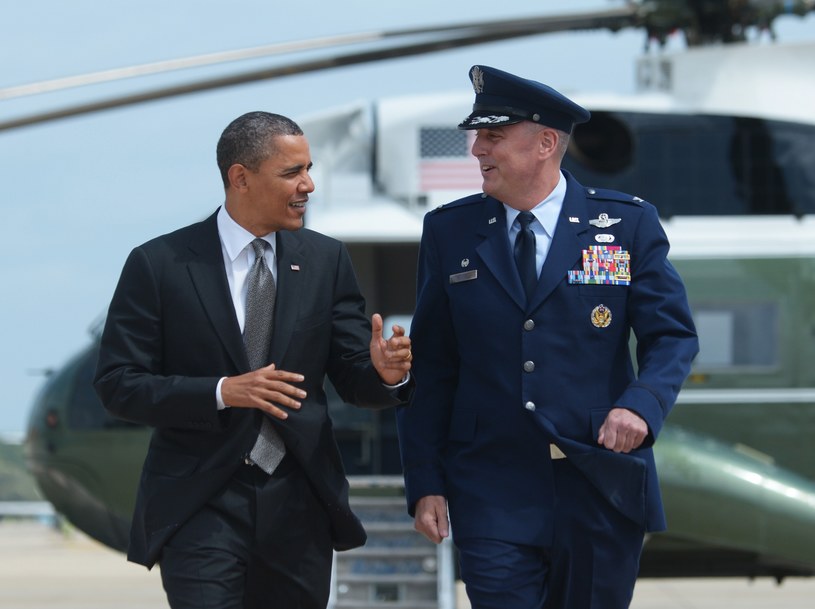 Prezydent Stanów Zjednoczonych Barack Obama i Mike Minihan, ówczesny pułkownik, w drodze na pokład Air Force One 8 maja 2012 roku /MANDEL NGAN /AFP