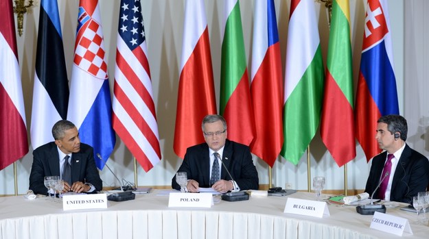 Prezydent Stanów Zjednoczonych Barack Obama (L), prezydent Bronisław Komorowski (C) i prezydent Bułgarii Rosen Plewnelijew (P) podczas spotkania z prezydentami państw regionu /Jacek Turczyk /PAP