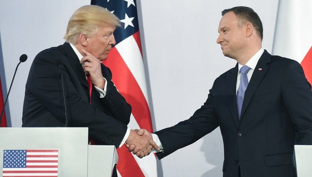 Prezydent Stanów Zjednoczonych Donald Trump i prezydent RP Andrzej Duda podczas wspólnej konferencji prasowej po spotkaniu "w cztery oczy" na Zamku Królewskim w Warszawie 6 lipca 2017 /Radek Pietruszka /PAP