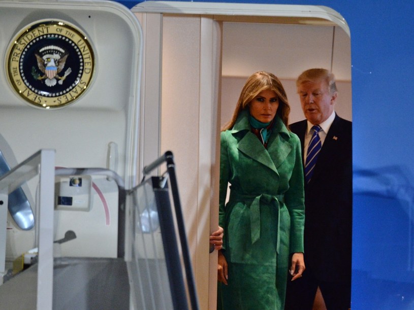 Prezydent Stanów Zjednoczonych z żoną Melanią Trump podczas powitania na lotnisku w Warszawie /Paweł Supernak /PAP