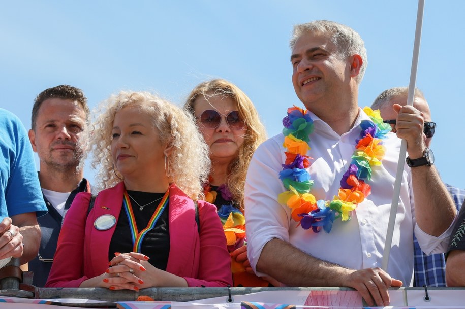 Prezydent stolicy Rafał Trzaskowski (L), wicepremier, minister cyfryzacji Krzysztof Gawkowski (P), minister ds. równości Katarzyna Kotula (2L) oraz posłanka KO Katarzyna Piekarska /Paweł Supernak /PAP
