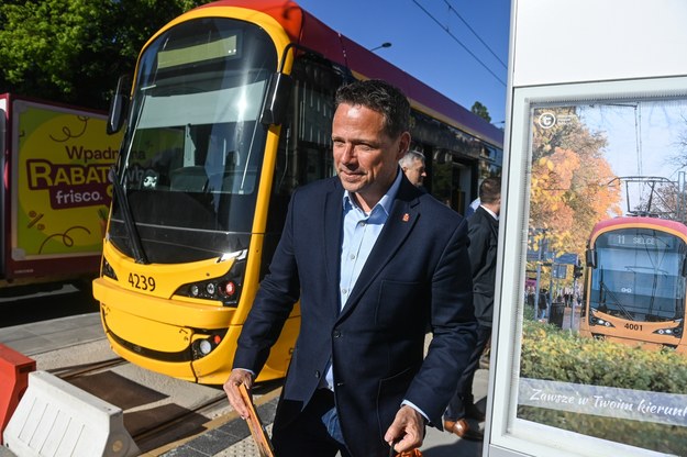 Prezydent stolicy Rafał Trzaskowski podczas otwarcia trasy tramwajowej na ul. Gagarina /	Piotr Nowak /PAP