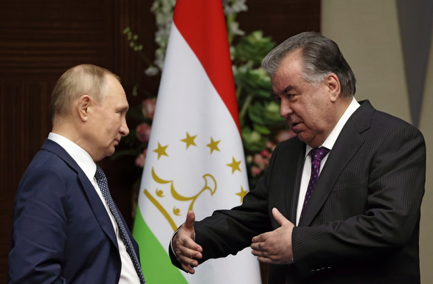 Prezydent Tadżykistanu Emomali Rachmon w rozmowie z Władimirem Putinem /VYACHESLAV PROKOFYEV / KREMLIN / SPUTNIK POOL /PAP/EPA
