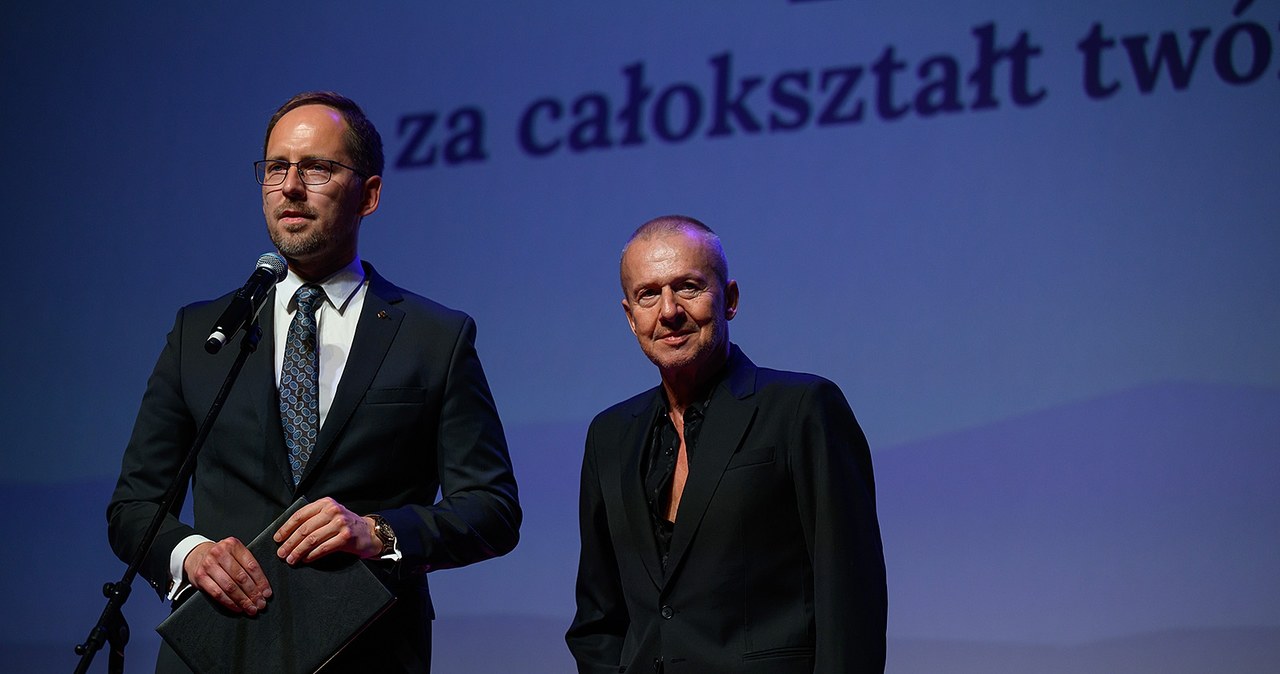 Prezydent Tarnowa Jakub Kwaśny i Laureat Nagrody za całokształt - Bogusław Linda /Paweł Topolski dla Tarnowskiego Centrum Kultury /materiały prasowe