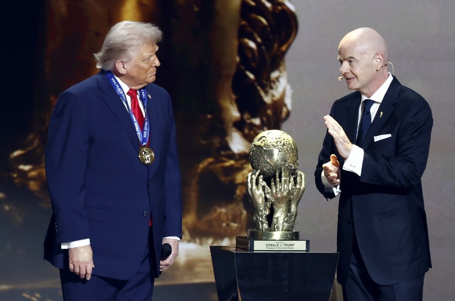 Prezydent Trump - laureat pierwszej Pokojowej Nagrody FIFA /EPA/WILL OLIVER /PAP