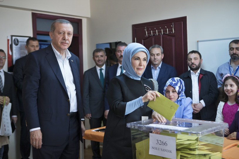 Prezydent Turcji Recep Tayyip Erdogan glosuje z żoną Emine /PAP/EPA