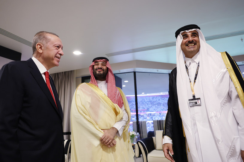 Prezydent Turcji Recep Tayyip Erdogan, książę koronny Arabii Saudyjskiej Mohamad bin Salman podczas spotkania z emirem Kataru Tamimem al-Sanim przy okazji ceremonii otwarcia Mistrzostw Świata FIFA 2022 w Katarze / Murat Kula /Getty Images