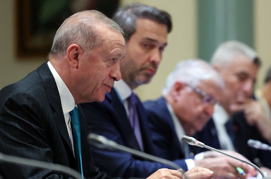 Prezydent Turcji Recep Tayyip Erdogan podczas spotkania z przywódcą Rosji Władimirem Putinem w Szanghaju /Alexander KAZAKOV/AFP /East News