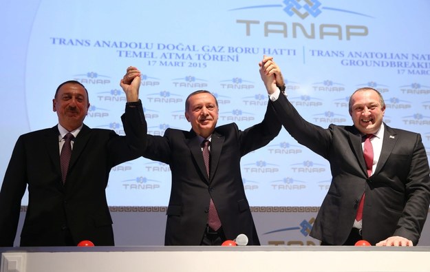 Prezydent Turcji Recep Tayyip Erdogan (w środku) w towarzystwie prezydentów Azerbejdżanu i Gruzji /TURKISH PRESIDENTAL PRESS OFFICE/HANDOUT /PAP/EPA