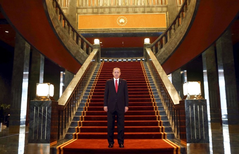 Prezydent Turcji Recep Tayyip Erdogan wewnątrz swojego wystawnego pałacu /AFP