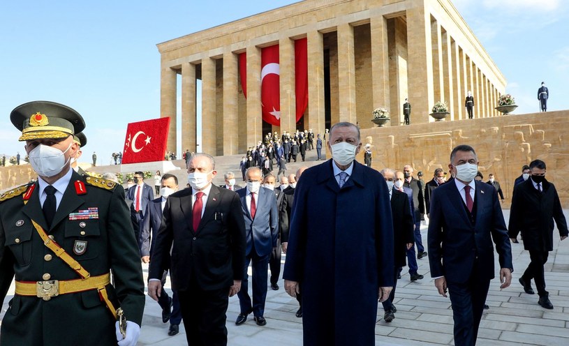 Prezydent Turcji Tayyip Erdogan (C) opuszcza Anitkabir, mauzoleum Mustafy Kemala Atatürka w Ankarze /AFP