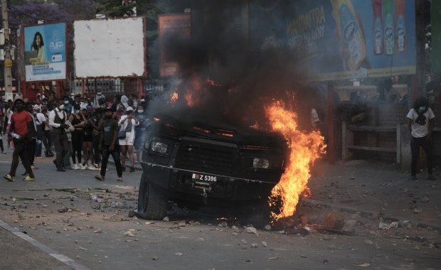 Prezydent uciekł z kraju wojskowym samolotem