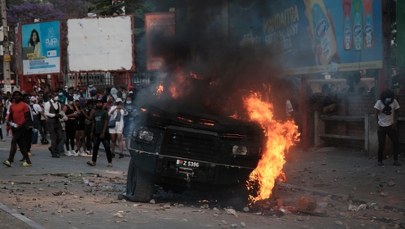 Prezydent uciekł z kraju wojskowym samolotem