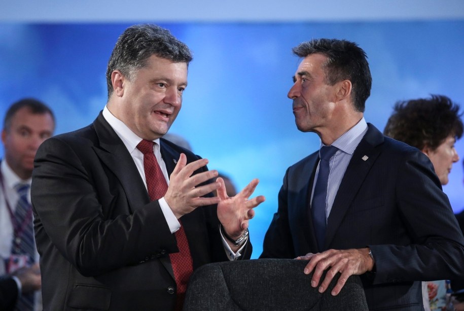 Prezydent Ukrainy Petro Poroszenko i sekretarz generalny NATO Anders Fogh Rasmussen /OLIVER HOSLET /PAP/EPA