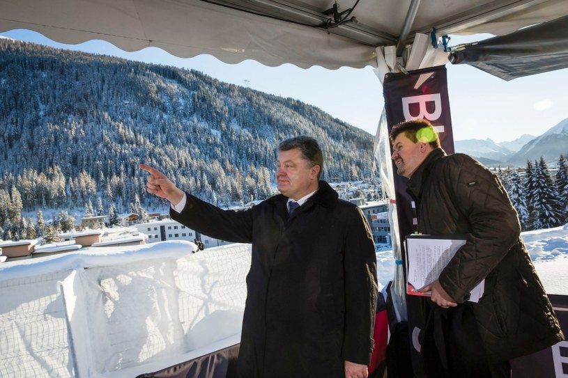 Prezydent Ukrainy Petro Poroszenko korzysta z chwili przerwy w obradach i podziwia widoki w Davos /123RF/PICSEL