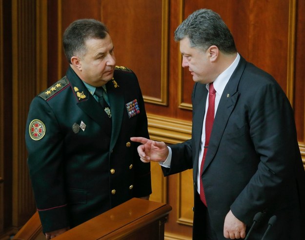 Prezydent Ukrainy Petro Poroszenko (P) gratuluje nowemu ministrowi obrony Stepanowi Połtorakowi /SERGEY DOLZHEKO /PAP/EPA