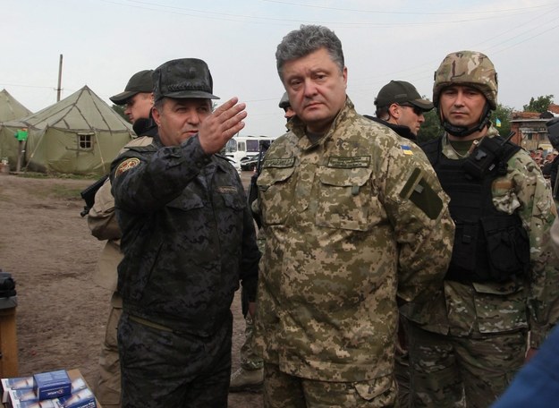 Prezydent Ukrainy Petro Poroszenko wizytuje bazę ukraińskiej armii w obwodzie charkowskim /SERGEI KOZLOV /PAP/EPA
