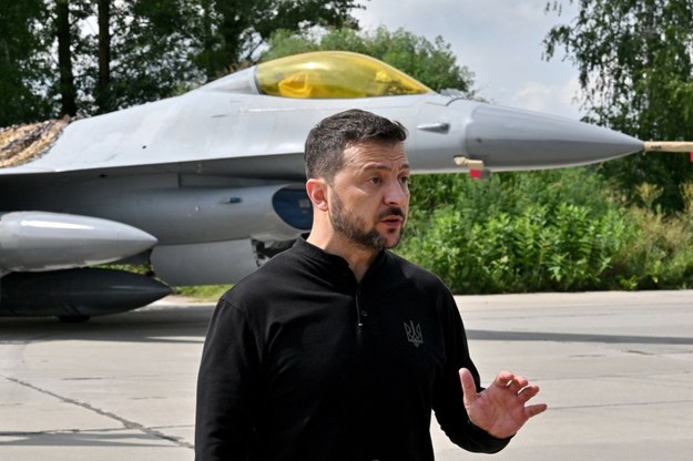 Prezydent Ukrainy Wołodymyr Zełenski w trakcie Dnia Sił Powietrznych przed ukraińskim F-16. 04.08.2024 r. /SERGEI SUPINSKY/AFP/East News /AFP